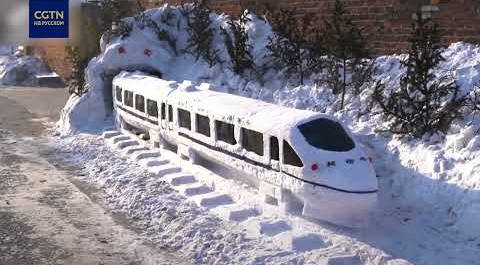 Снежная скульптура скоростного поезда
