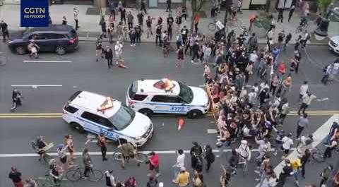 В Нью-Йорке два полицейских автомобиля врезались в толпу демонстрантов