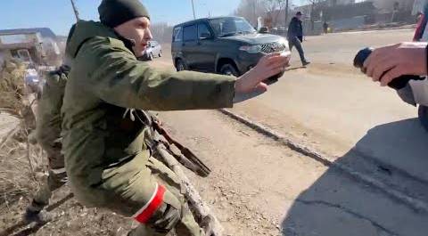 #ДневникМаслака Удар миной. Группа CGTN попала под обстрел в 25 км от Донецка, в поселок Еленовка.