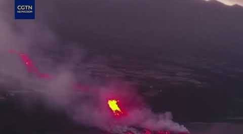 На острове Пальма лава встретилась с океаном