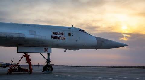 Пилоты Ту-160 и Ту-95МС отработали пуски ракет и дозаправку в воздухе