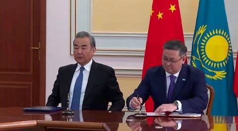 Глава МИД Китая прибыл в Астану для переговоров
