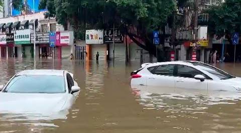 Ливни затопили китайскую провинцию Гуанси. Улицы вместе с машинами оказались под водой
