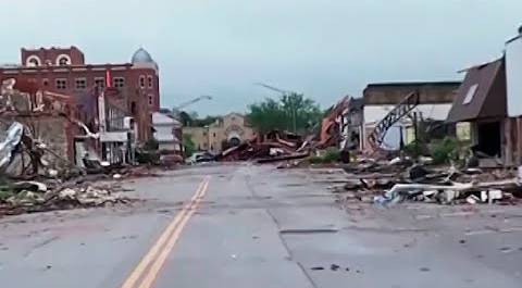 Торнадо превратил американский город Салфир в мертвые руины. Все дома сровнялись с землей