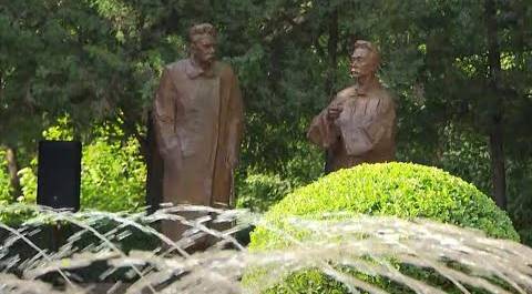Памятник писателям Горькому и Лу Синю открыли в Пекине
