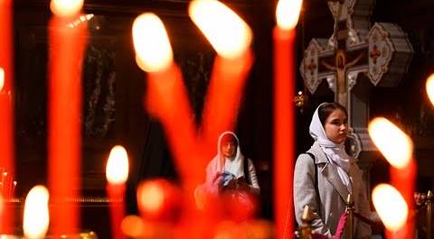 Тысячи верующих встретили Пасху в Казанском кафедральном соборе в Санкт-Петербурге