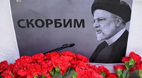 Люди приносят букеты цветов к посольству Ирана в Москве в связи с гибелью Эбрахима Раиси