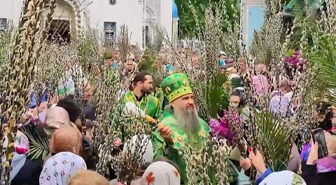 Сотни верующих Бишкека пришли в храм на Праздник Входа Господня в Иерусалим