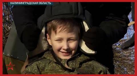 «Елка желаний»: военнослужащие Балтийского флота исполнили мечту 8-летнего мальчика