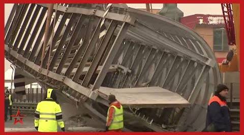 Грузовик обрушил пешеходный мост на Горьковском шоссе в Подмосковье