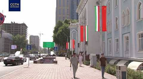 На улицах Душанбе вывесили флаги КНР и Таджикистана в преддверии госвизита Си Цзиньпина