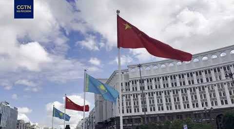 На улицах Астаны вывешены флаги Китая и Казахстана