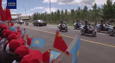 Жители Астаны выстроились вдоль дорог, чтобы поприветствовать Си Цзиньпина в Казахстане