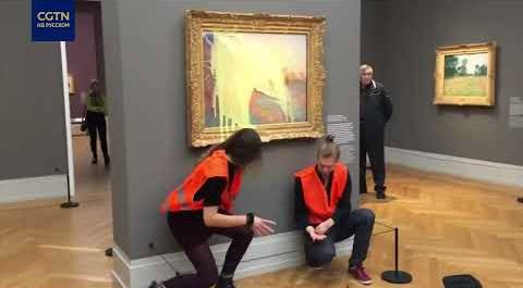 Экоактивисты облили картофельным пюре картину Клода Моне за $110 млн