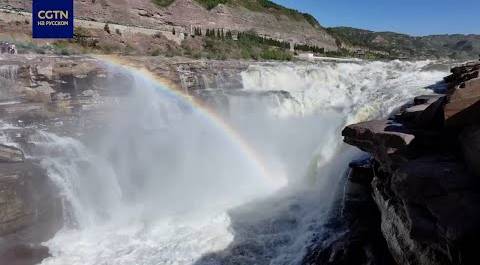 Потрясающие пейзажи водопада с радугой