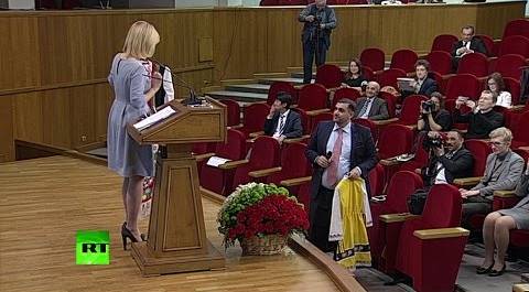 Журналист подарил Захаровой национальный болгарский костюм
