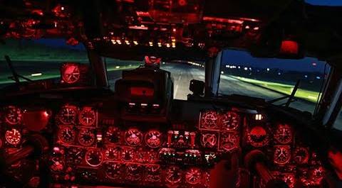 Экипажи ВТА отработали ночную посадку на Ан-26: кадры из кабины