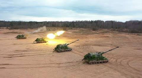 В Ленинградской области военные уничтожили «врага» из гаубицы «Мста-С»