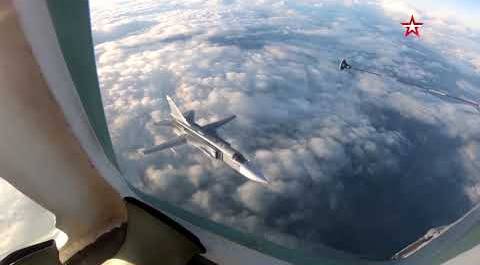 Самолеты Су-30СМ и Су-24 произвели дозаправку в небе над Калининградом