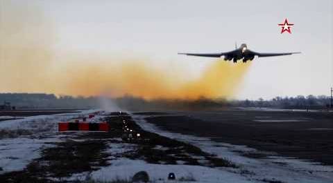 «Белые лебеди» в небе над Саратовской областью: кадры полетов Ту-160