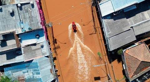 Два миллиона жителей Бразилии оказались в водной ловушке. Более сотни людей погибли в наводнении