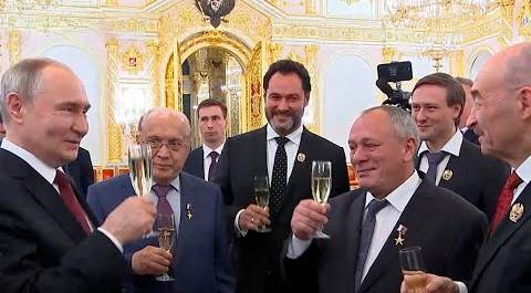 Путин пообщался с лауреатами госпремий за бокалом шампанского