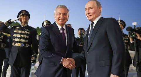 Путин прилетел в Узбекистан. Мирзиеев лично встретил президента России в аэропорту