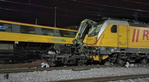 Крушение на железной дороге в Чехии. Пассажирский поезд лоб в лоб столкнулся с грузовым составом