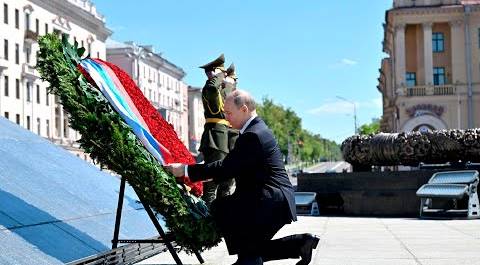 Владимир Путин возложил цветы к монументу Победы в Минске