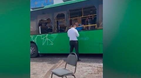 Пассажирский автобус на полной скорости врезался в магазин в Алматы