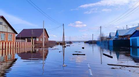 Резкий подъем воды ожидается в Якутии. Затоплены тысячи домов, людей экстренно эвакуируют