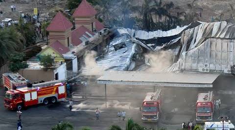 Сгорел игровой центр на западе Индии. Крыша ангара рухнула прямо на людей