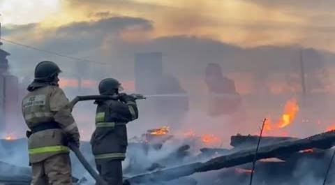 Пожаром уничтожено 13 частных домов в городе Вихоревка Иркутской области