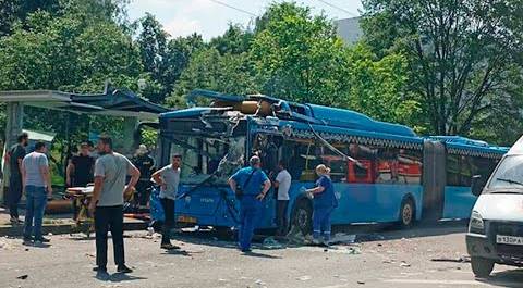 На крыше пассажирского автобуса в Москве взорвался газовый баллон