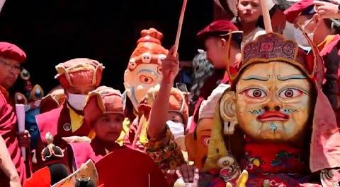 Тысячи туристов посетили Буддийский фестиваль в Индии