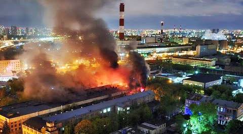Крупный пожар в московской промзоне. Пламя охватило трехэтажное здание
