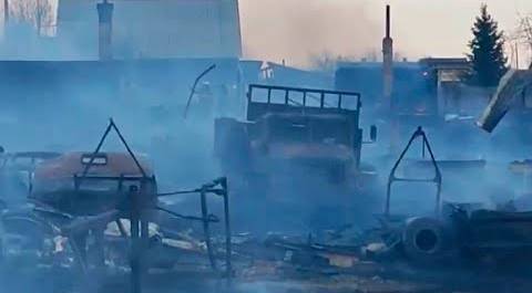 Огонь с мусорной свалки перекинулся на деревню Песчанка. Прогремели взрывы емкостей с топливом