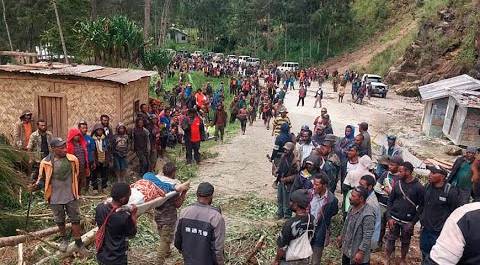 Оползень поздно ночью сошел на деревню и замуровал более 300 людей под землей в Новой Гвинее