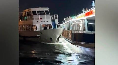 Теплоход и прогулочное судно врезались друг в друга под Линейным мостом в Санкт-Петербурге