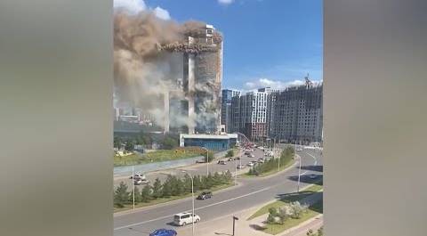Многоэтажный жилой комплекс загорелся в Астане. Пламя охватило большую часть здания