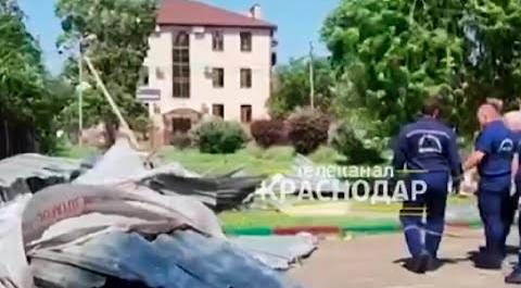 Ветер снес часть школьной крыши в Краснодаре. 12 детей получили травмы