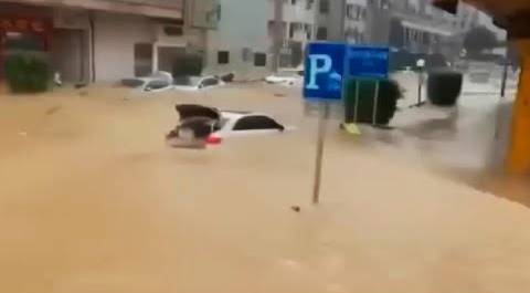 Китай оказался пол водой. Реки вышли из берегов и затопили дома и дороги