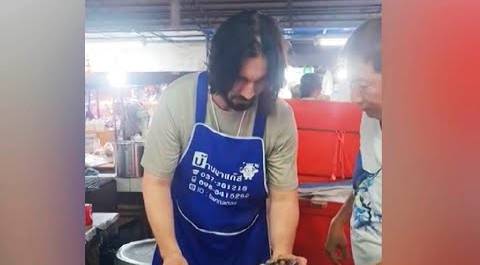 Двойник Киану Ривз найден в Таиланде за приготовлением кофе и фаст-фуда