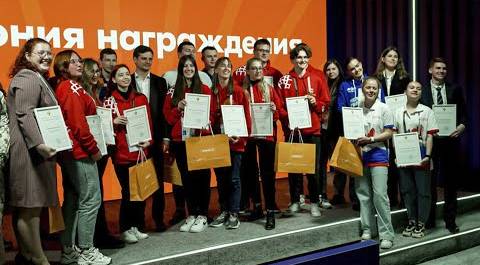 Волонтеров наградили в Москве за помощь во время трагедии в «Крокусе» и паводков