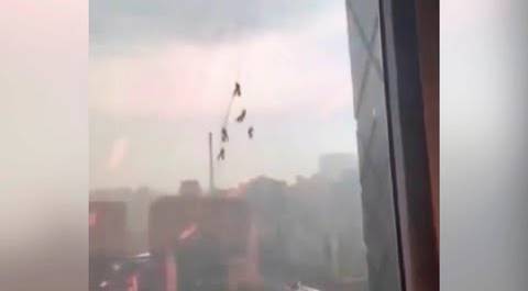 Ветер сдул бригаду мойщиков окон с гигантского небоскреба в Пекине
