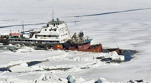 Два судна затонули из-за ледохода в Якутии