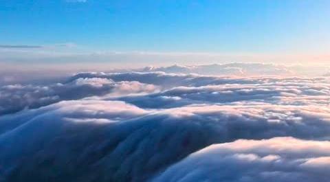 Необычный облачный водопад образовался в горах в Китае