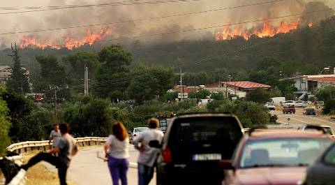 Греция охвачена огнем от природных пожаров. Люди спасаются от огня и в спешке покидают свои дома