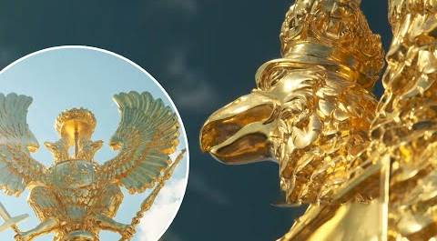 Трехглавый орел вернулся на башню Гатчинского дворца под Санкт-Петербургом