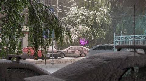 Снег налипает на провода, растут сугробы. Метель накрыла Нижний Новгород